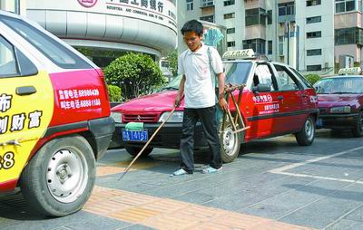 盲人盲杖被外賣電動車壓斷反遭罵