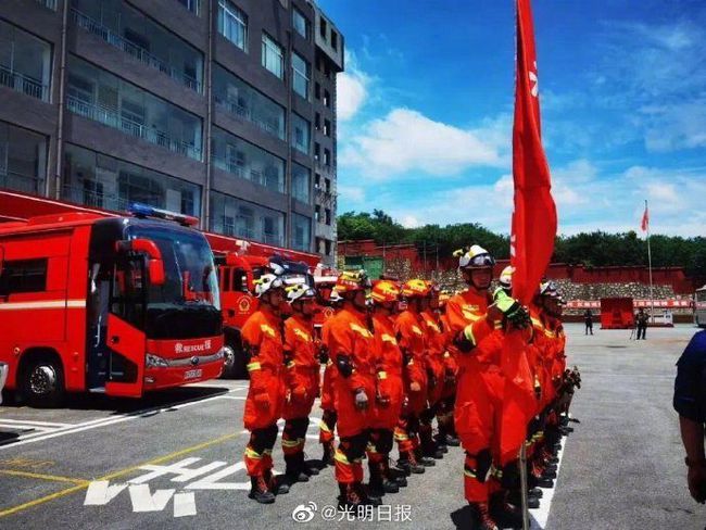 救援車輛逆行赴西藏定日震區(qū)展開緊急救援行動