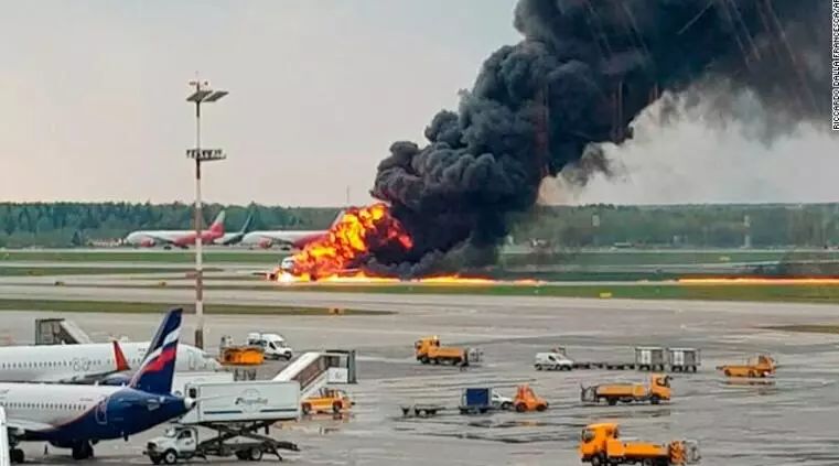 韓國(guó)載有181人飛機(jī)降落時(shí)緊急迫降并起火事件