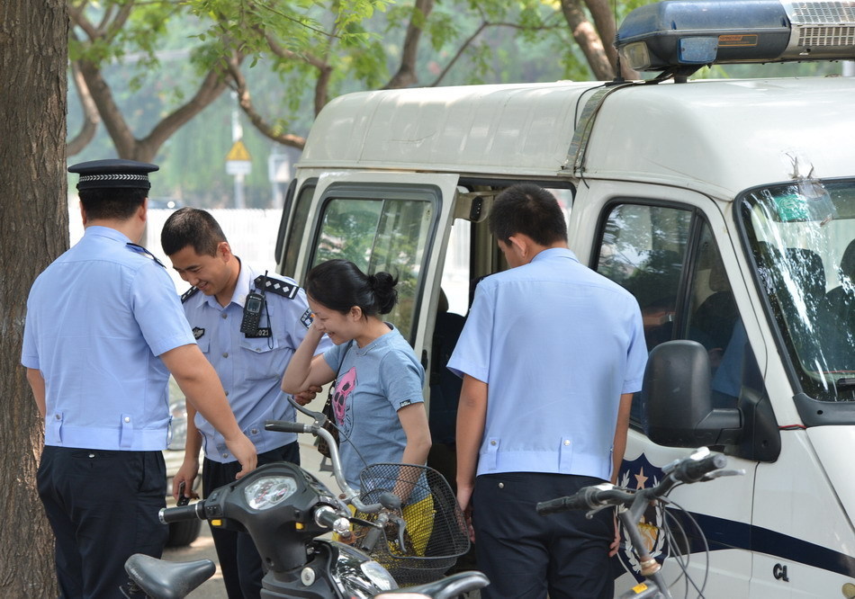 向蘭香扔瓶子游客被警方控制