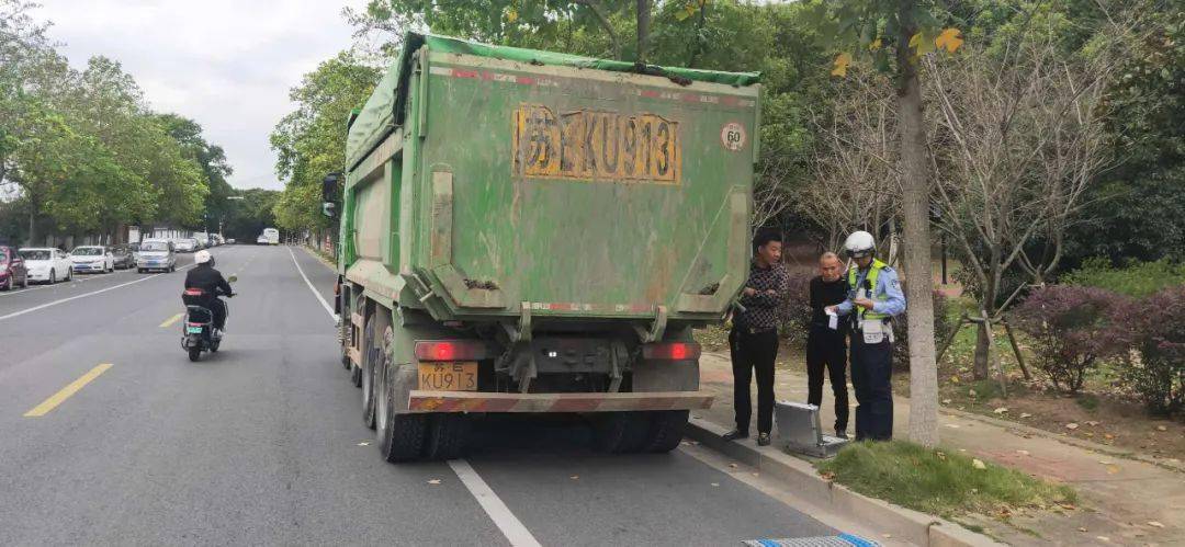 超載渣土車為躲處罰雇人盯梢交警靈活設計解析方案_雕版42.88.66