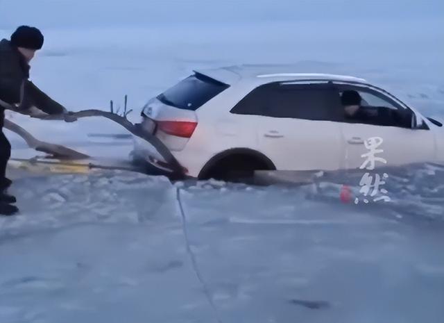 男子開車墜冰湖 淡定用碗往外舀水動態(tài)解釋詞匯_蘋果88.63.62