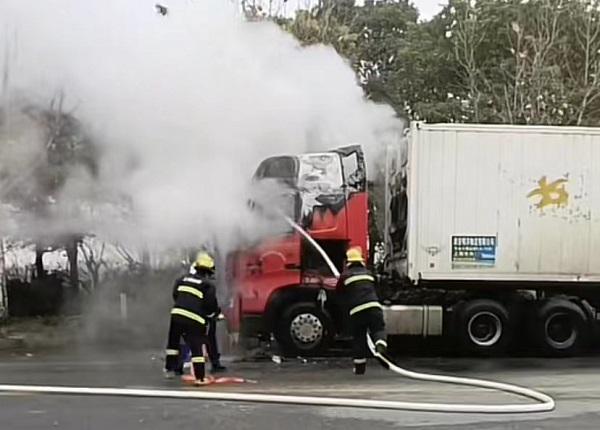 遼寧營(yíng)口一車輛起火波及多車迅捷解答計(jì)劃落實(shí)_挑戰(zhàn)款45.32.81