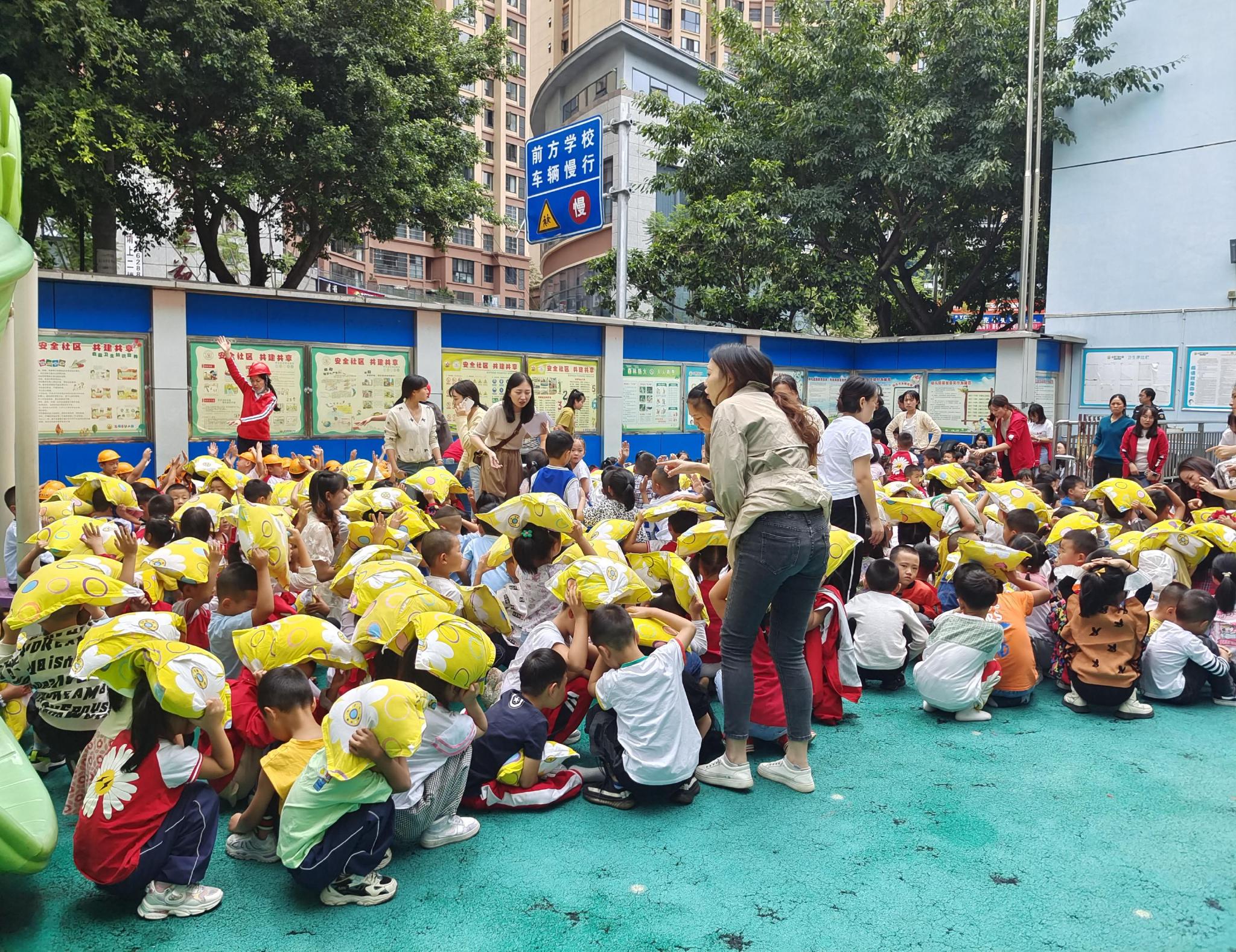 地震時(shí)18歲幼師嘗試抱起4個(gè)孩子實(shí)地考察數(shù)據(jù)解析_版行18.49.18