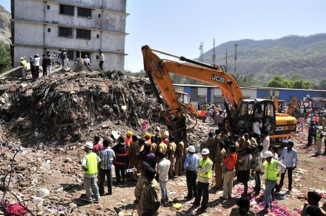 印度一工廠煙囪坍塌 超20人被困廢墟具體步驟指導_底版18.49.39