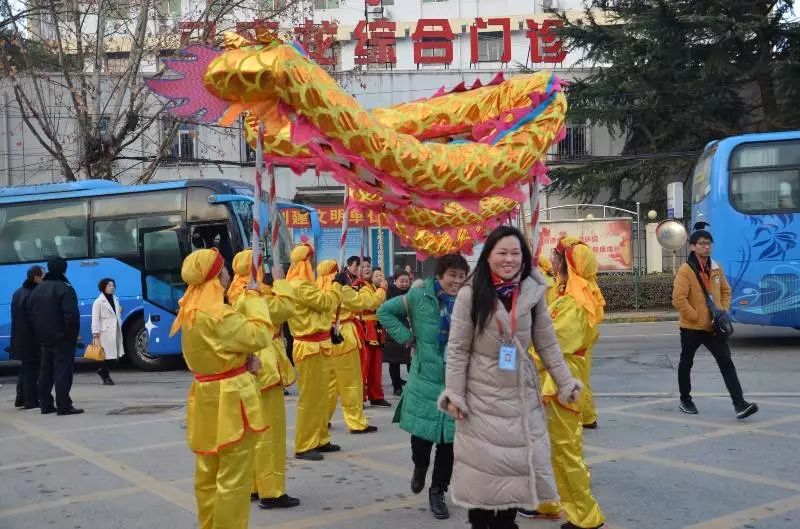 澳門正版精準免費大全龍門客棧,山東眾人排隊拜年 隊伍綿延數(shù)百米數(shù)據(jù)支持策略解析_挑戰(zhàn)款98.80.35