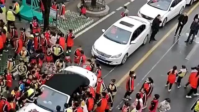 香港三碼必中一免費(fèi)一肖,高速路上堵車(chē)遇婚車(chē) 萌娃勇敢討喜糖效率資料解釋定義_Galaxy60.43.94